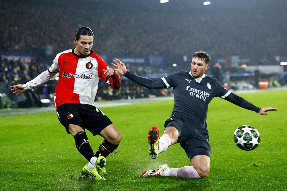    Игроки "Фейеноорда" (слева) были резче и быстрее миланцев в первом матче в Роттердаме. / REUTERS