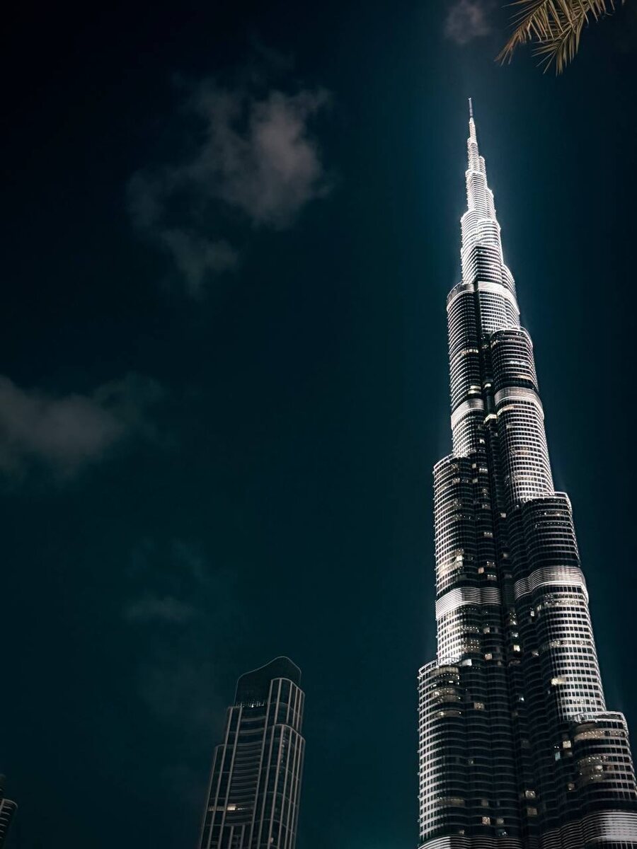 Бурдж-Халифа. Высота здания 828 метров. 