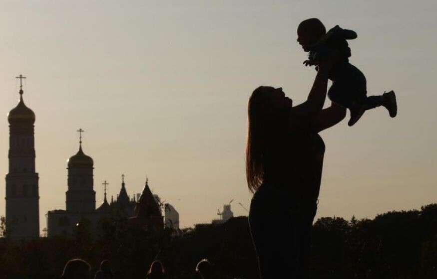    Зарплата для матерей: эксперт нашел оригинальный способ повысить рождаемость в России