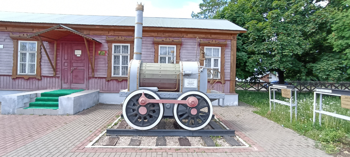 Памятник паровозу на вокзале Ясногорска