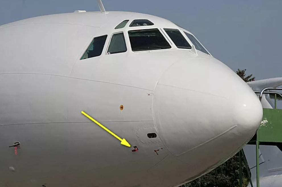 Датчик угла атаки на фюзеляже самолета