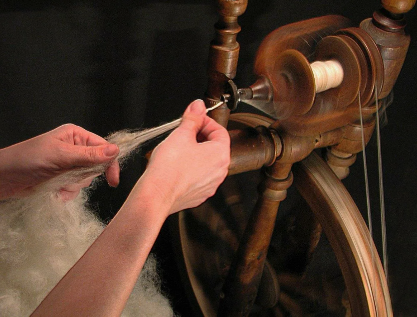 Картинка из открытых источников интернета. Такая прялка была в доме бабушки. Даже цвет такой.