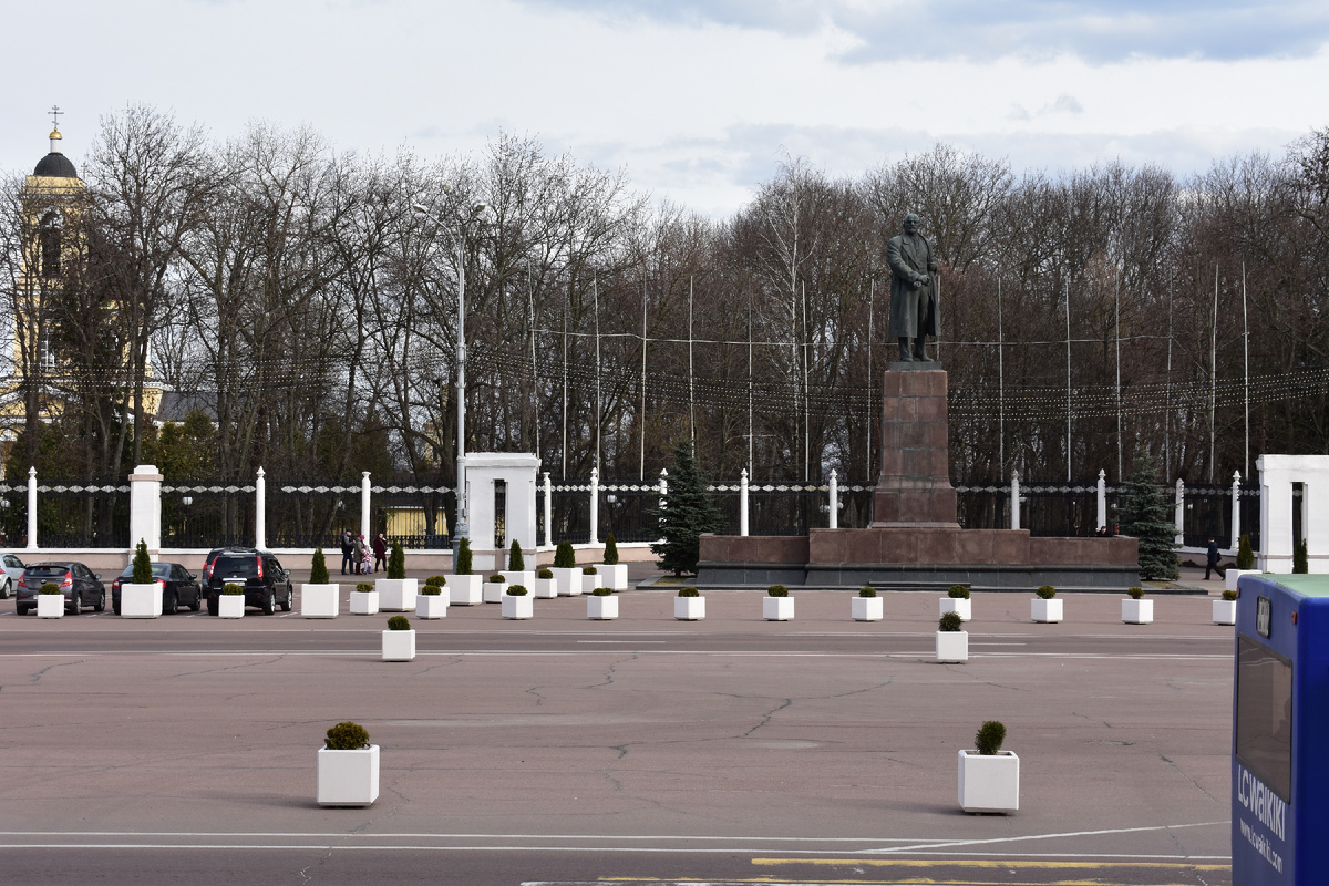 Центральная площадь города – площадь Ленина, с памятником В.И.Ленину, установленному в 1958 году в честь 40-летия БССР