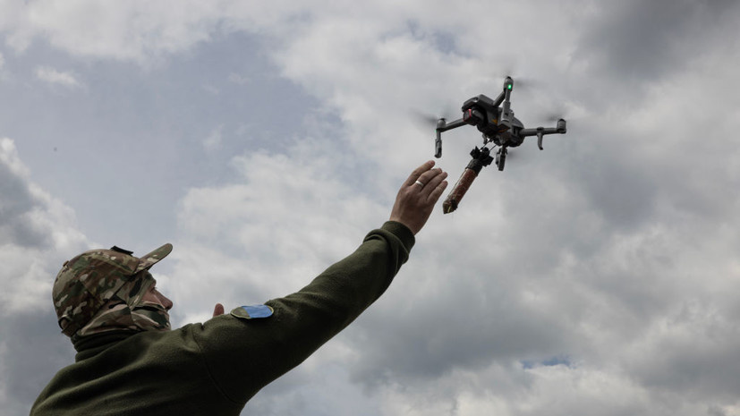     Украинский военный запускает БПЛА Gettyimages.ru