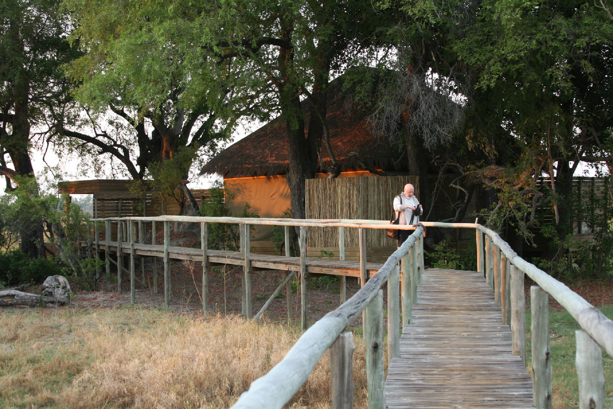 В ожидании рейнджера, который проведёт на обеденную веранду. Ботсвана, Вумбура.
