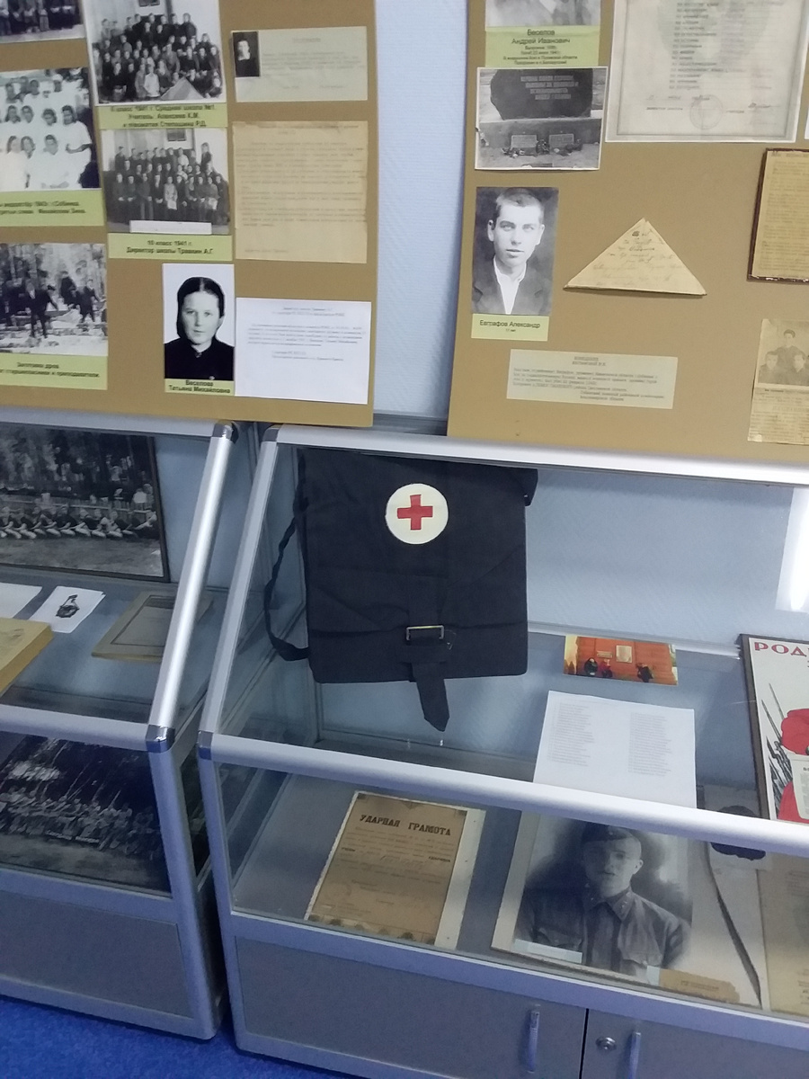 Медицинская сумка на витрине рядом со стендом про госпиталь. Фото автора