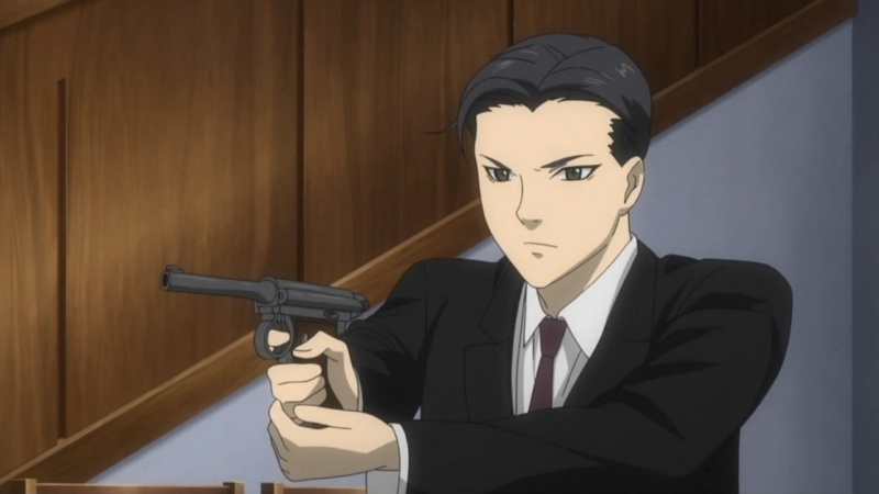 Скрин из упомянутого абзацем выше аниме-сериала “Ночной рейд 1931”. Здесь пистолетом “Намбу” вооружён… один из главных героев! Вот только у него не «печально известный» “Намбу Тип-14” модели 1925 года, а “Намбу Тип-А” образца 1902-го; этот пистолет официально НЕ БЫЛ на вооружении Японии (максимум – продавался японским военным за их же деньги!), к тому же – его изготовление было прекращено задолго до начала Второй Мировой. Иными словами, по этическим меркам у “Намбу Тип-А” не такая уж плохая репутация; так что он даже стал личным оружием анимешного главгероя!
