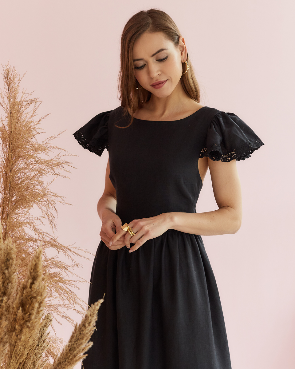 Льняное платье с кружевом