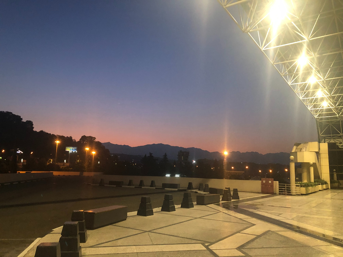 Вид на горы возле выхода из аэропорта