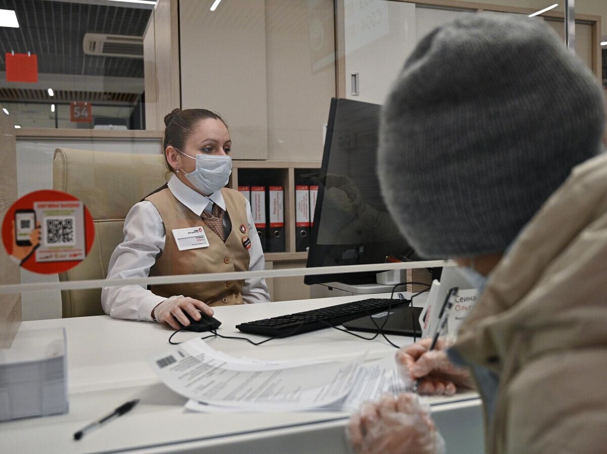    Женщина заполняет заявление в центре государственных услуг "Мои документы" © РИА Новости / Рамиль Ситдиков