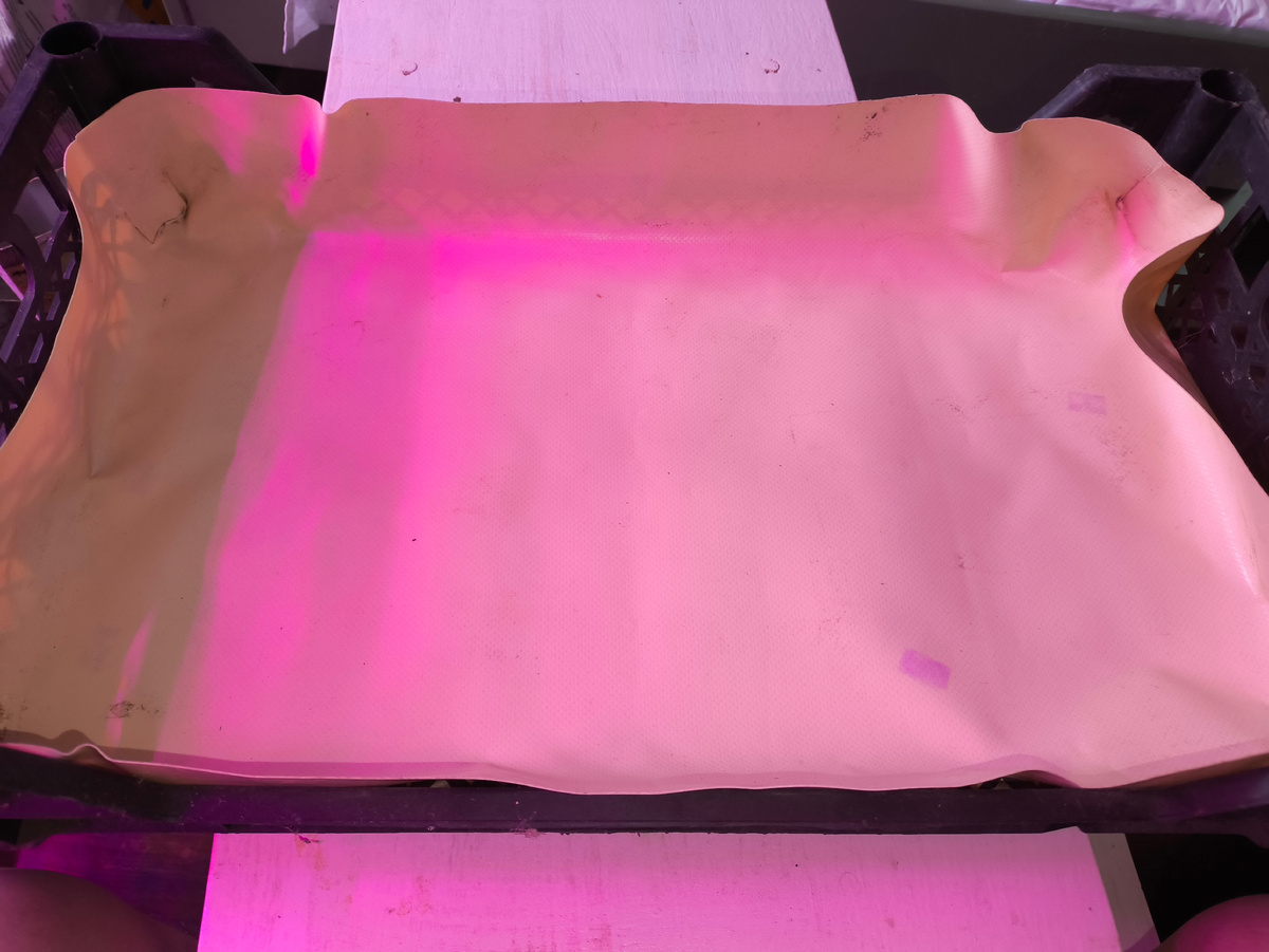 Тифлокомментарий. Белый вставыш в пластиковом ящике