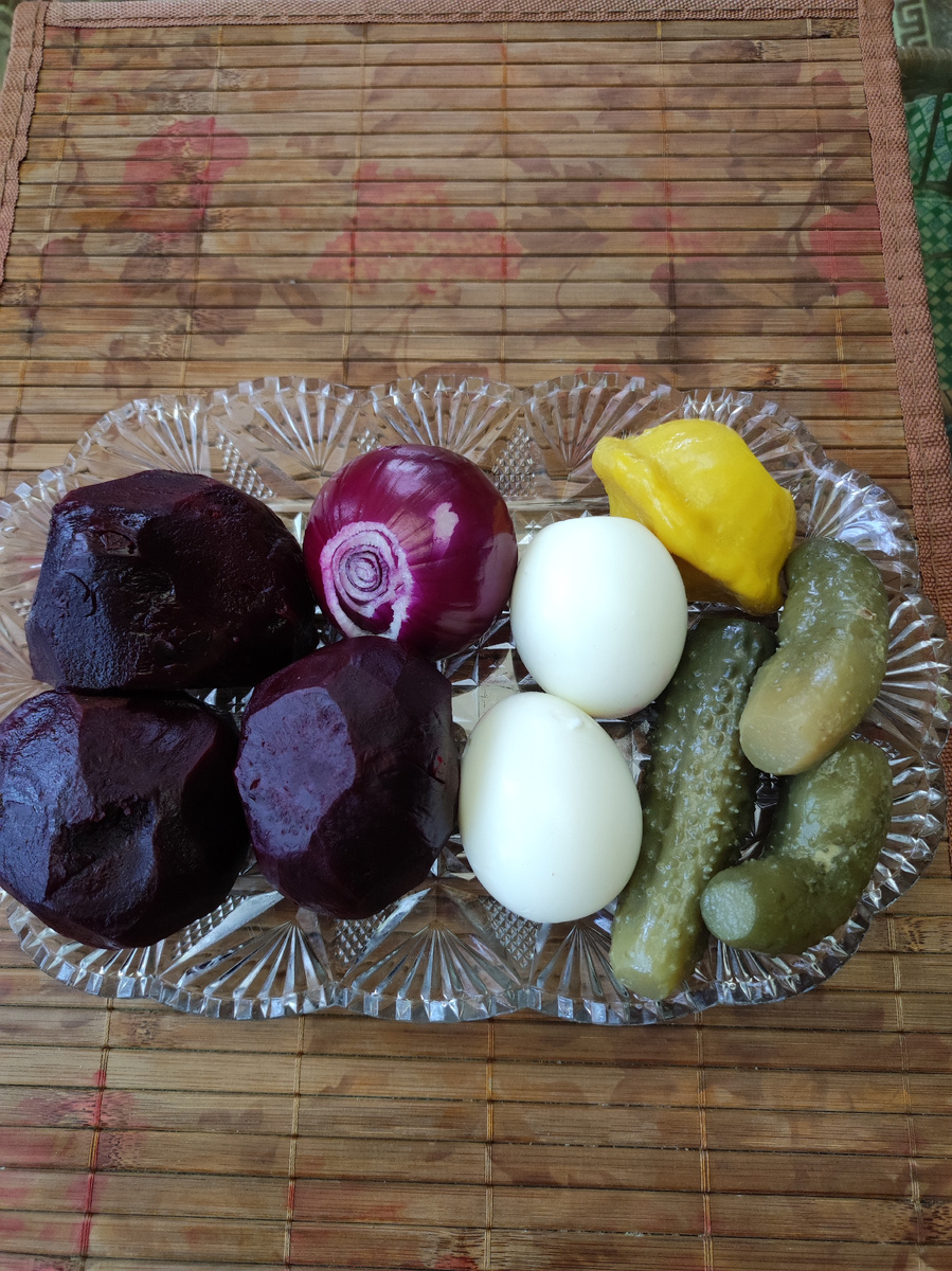 У меня солёные огурцы и половинка патиссона ( остался сиротинкой, не съели 😃) 