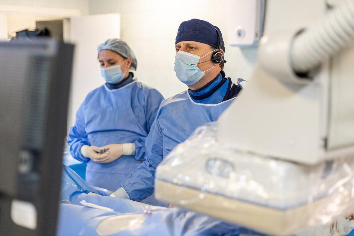 Пресс-служба ГКБ им В. М. Буянова
Илья Леонидович более пяти часов оперировал пациента вместе с коллегами.