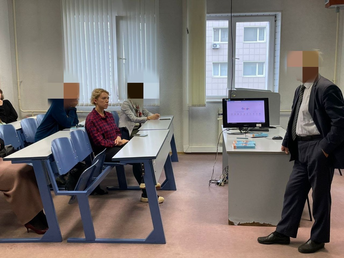 Автор сидит на мероприятии