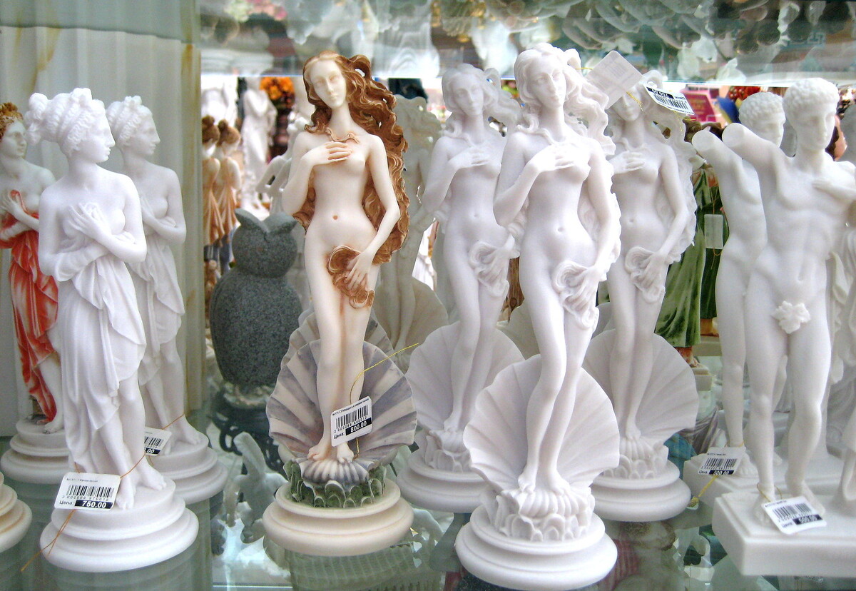 Это не Венера Милосская, а «Рождение Венеры», но суть та же самая - упрощенное копирование оригинала