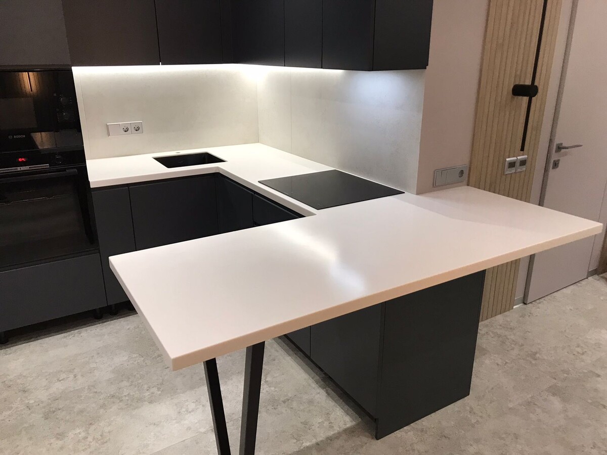 Рабочая поверхность, выполненная из светлого искусственного камня.