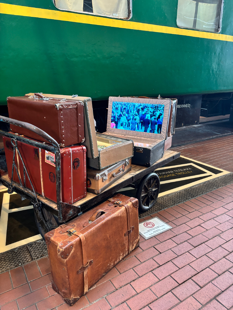Фото автора. Чемоданы бросили, пора бежать дальше. Да, это фото - тоже из музея, мы там были сегодня 