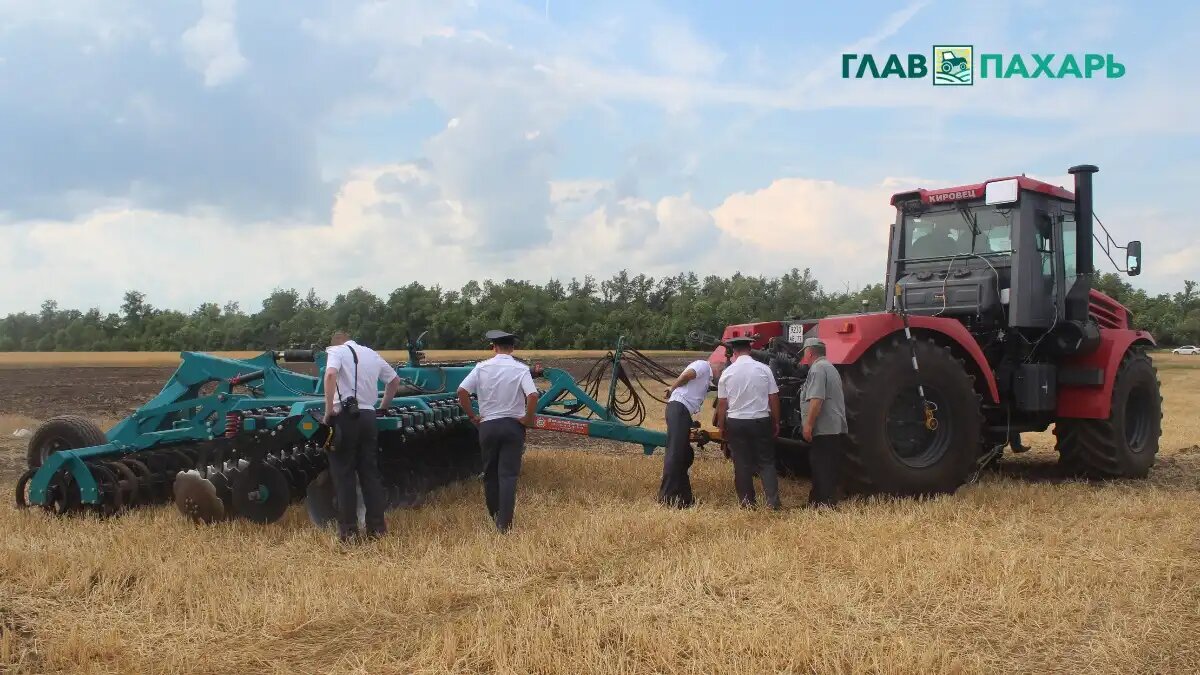 Фото: © Артем Борисов / Glavpahar.ru
Сотрудники Гостехнадхора у трактора КИРОВЕЦ (фото архивное, иллюстративное)