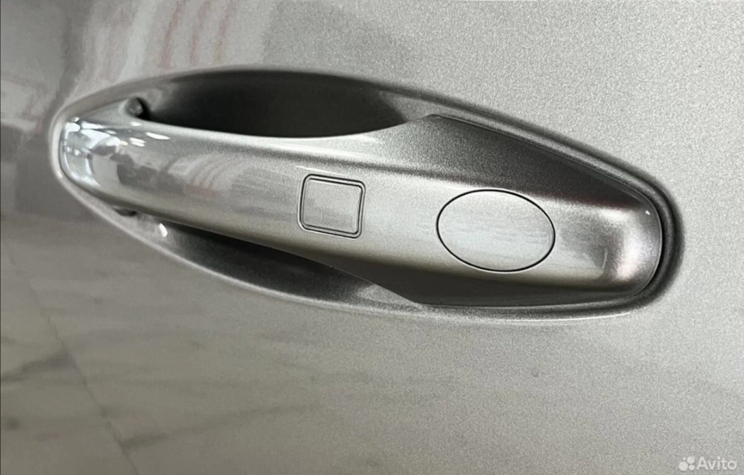 Квадрат на ручке водителя для постановки на охрану прикосновением руки. С обратной стороны ручки - снятие с охраны. 