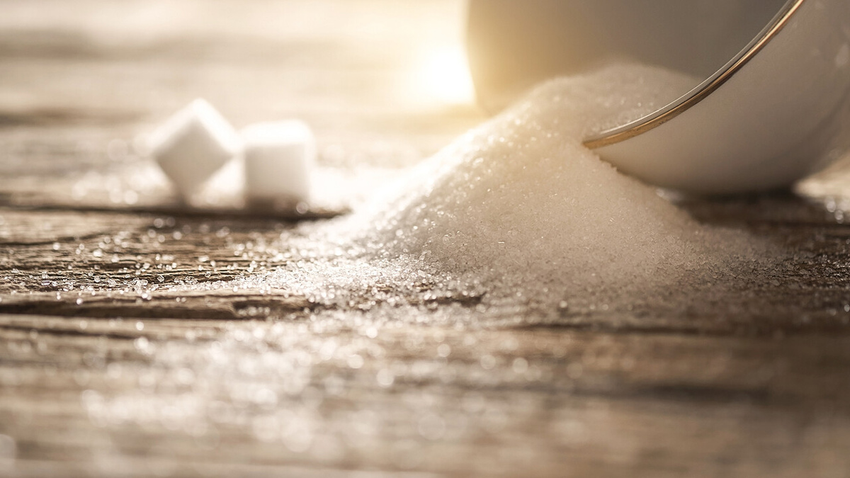 Сахар — сладкий и спорный. Узнайте, как им наслаждаться без вреда для здоровья! 🍚✨