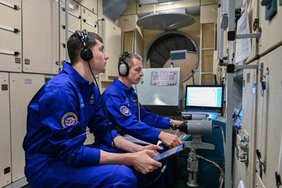 Космонавты отрабатывают задачи на установке ТОРУ. Фото: ЦПК им. Ю.А. Гагарина