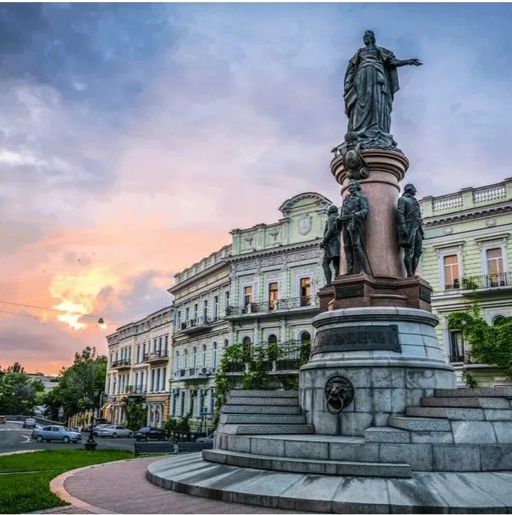 Памятник основателям Одессы демонтированный бандеровцами 