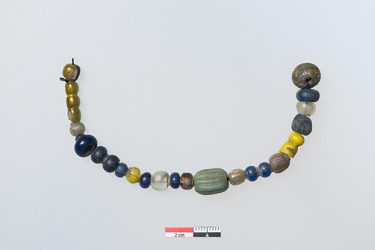 Бусы из городища Гнездово (в 12 км к западу от современного Смоленска). Источник: http://gnezdovo.com