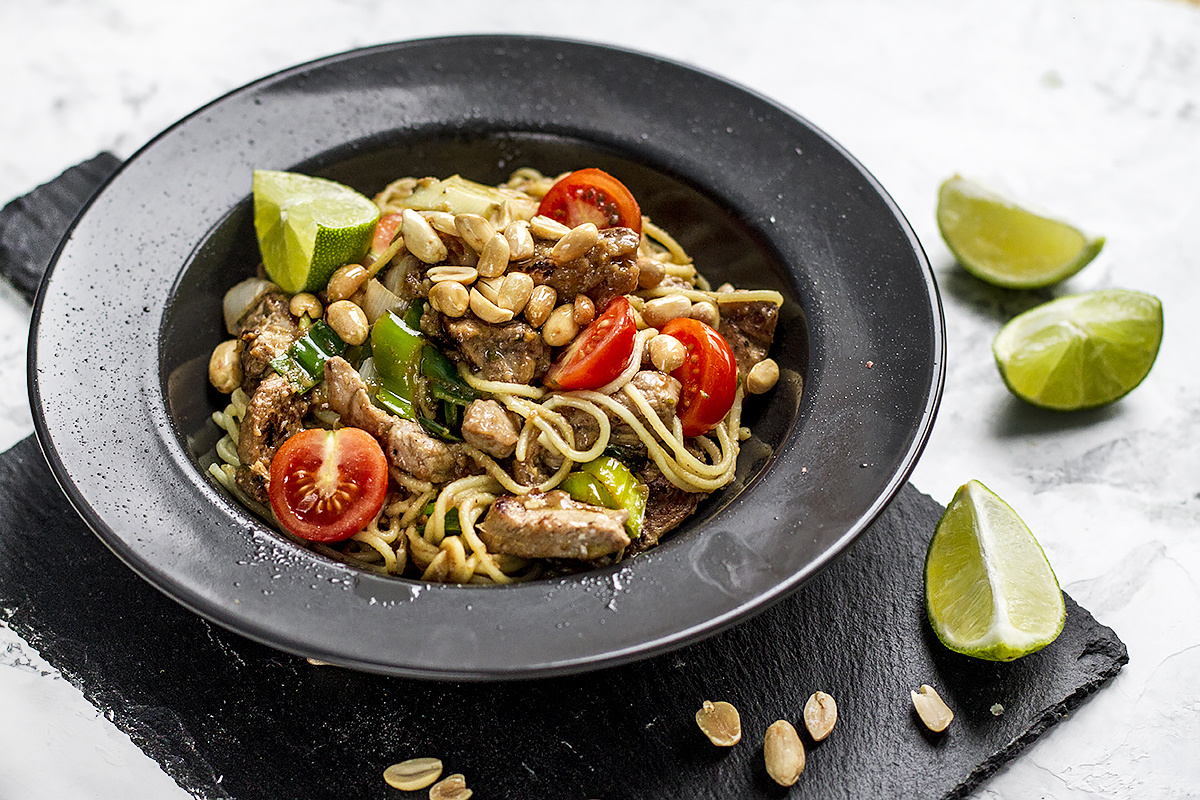 Азиатская лапша Урумчи со свиной вырезкой и черри