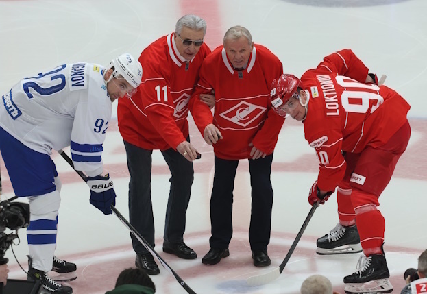    Александр Якушев и Борис Майоров произвели символическое вбрасывание перед матчем «Спартак» — «Динамо».Александр Федоров