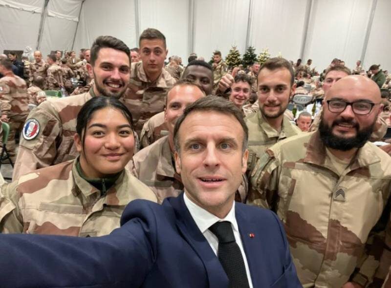    Макрон планирует пожертвовать для Украины десять тысяч солдат.