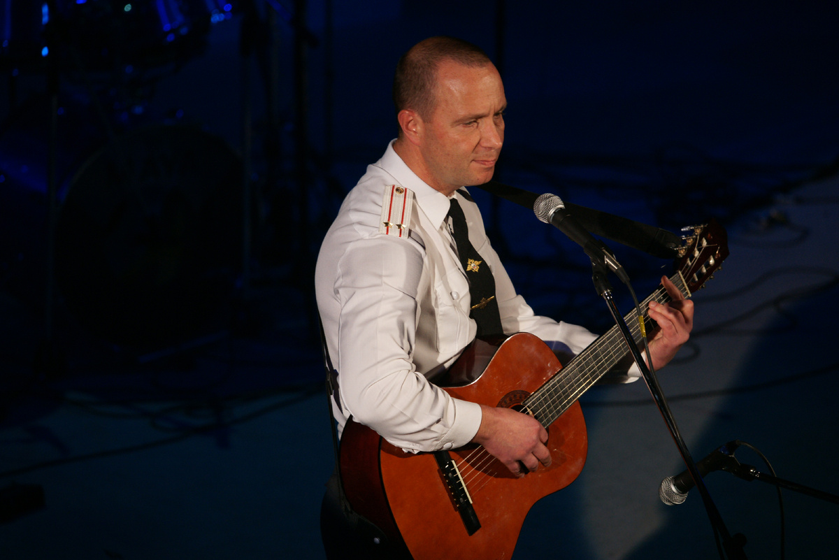 Поёт Андрей Розет