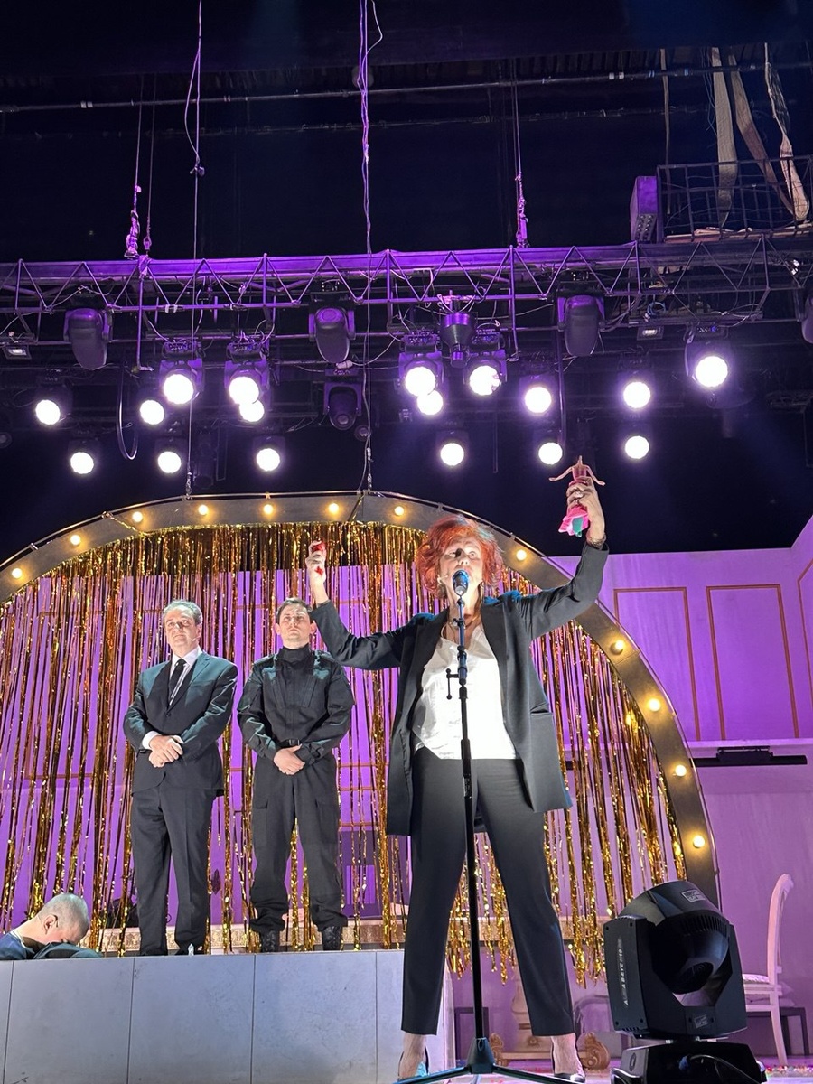 У микрофона Елизавета Тюдор - Виктория Верберг. Спектакль «Мария Стюарт». МТЮЗ. Фото автора.