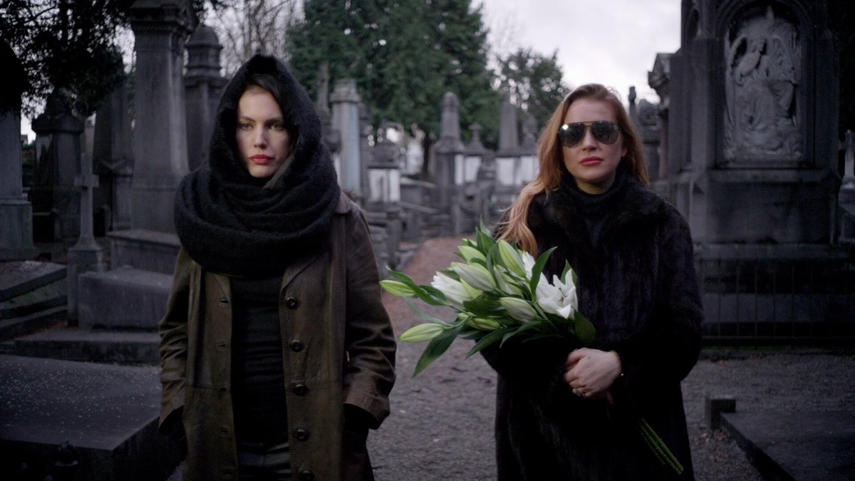 Какое "вампирское кино" и без кладбона? (с) Кадр из фильма