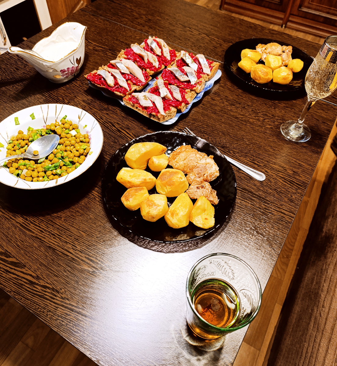 В центре - "ленивая селёдка на шубе" - ломтики ржаной чиабаты, тёртая свекла с лёгким майонезом и кусочки селёдки)