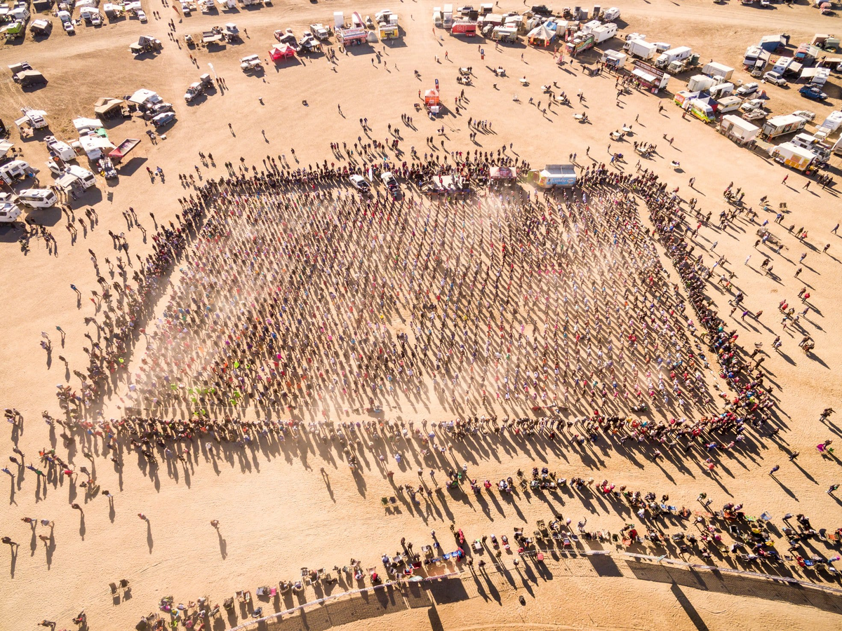 Более двух тысяч человек собрались у Зоны 51.