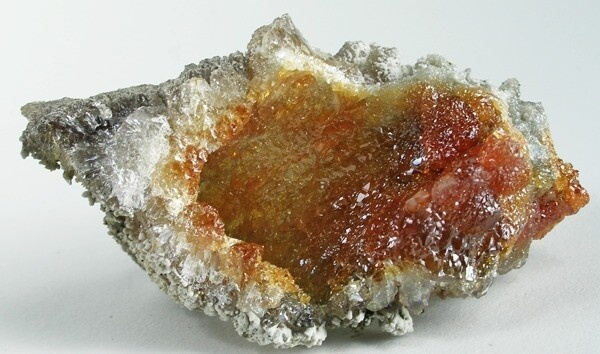 Цинкит в шлаке. Фото из интернета с иностранного сайта аукционов минералов