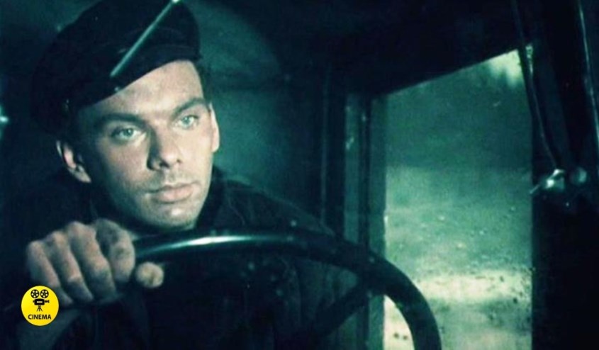 Во всех фильмах, в которых Баталову приходлиось водить автомобили, он снимался без дублёров. Кадр из фильма "Дело Румянцева" (1955).