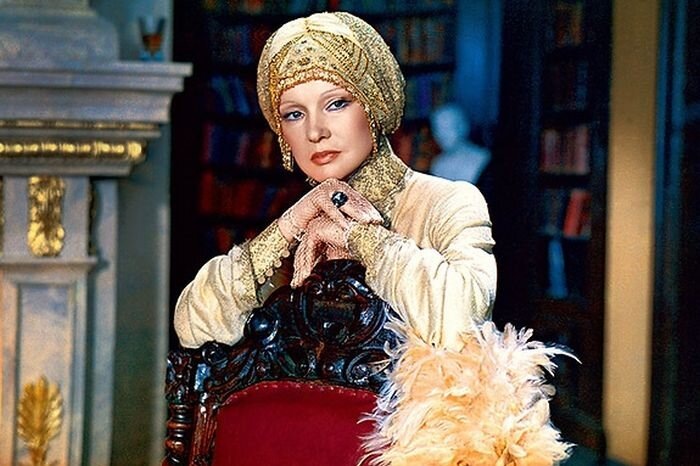 Людмила Гурченко в роли миссис Чивли. Кадр из фильма