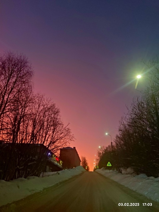 Дом в посёлке на другом берегу Кольского залива от Мурманска. 