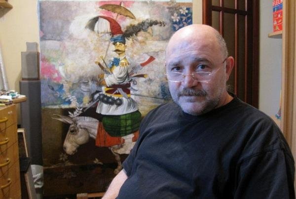 Дарон Мурадян на фоне своей картины «Воин». Источник.