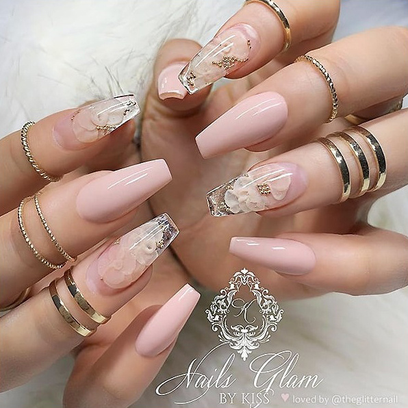 Прекрасные нюдовые акценты с золотыми элементами