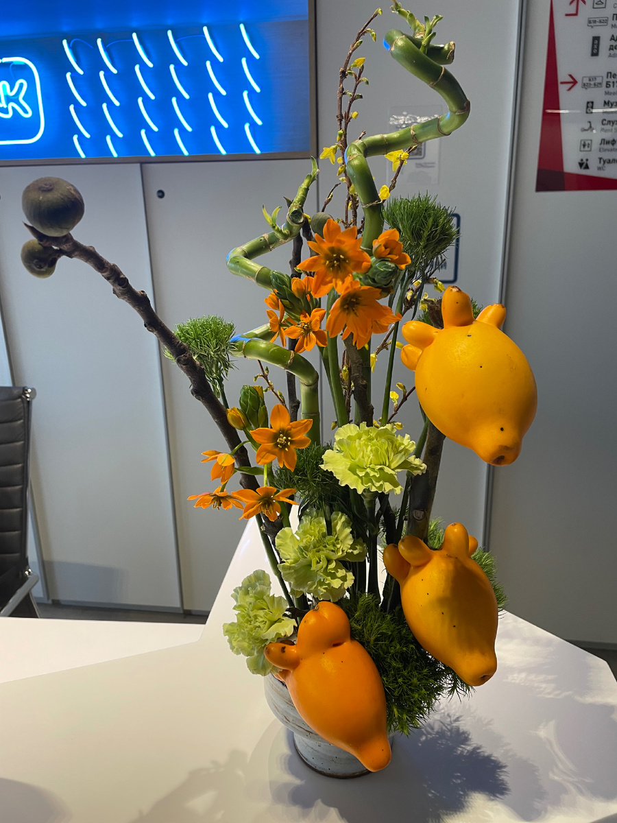 Фото вне темы, уж очень мне понравилась цветочная композиция на нашем рецепшене. Кто в курсе, что это за желтые плоды?