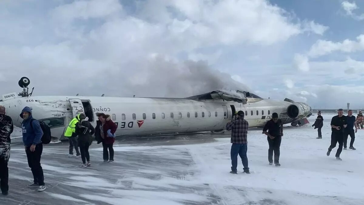 На борту воздушного судна находились более сотни человек. Источник: Телеграм-канал РБК