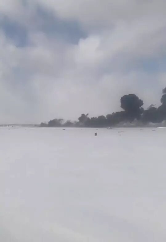 Очевидцы публикуют видео, на котором видно длинный шлейф черного дыма. Фото: Стоп-кадр видео/AVIAINCIDENT