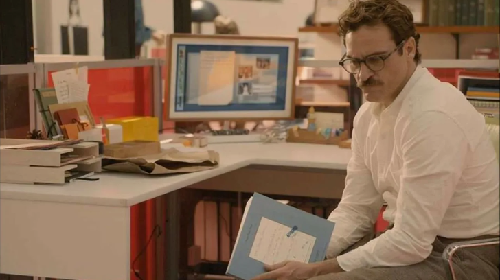 Теодор Туомбли на рабочем месте. Скриншот из фильма «Она» (2013)