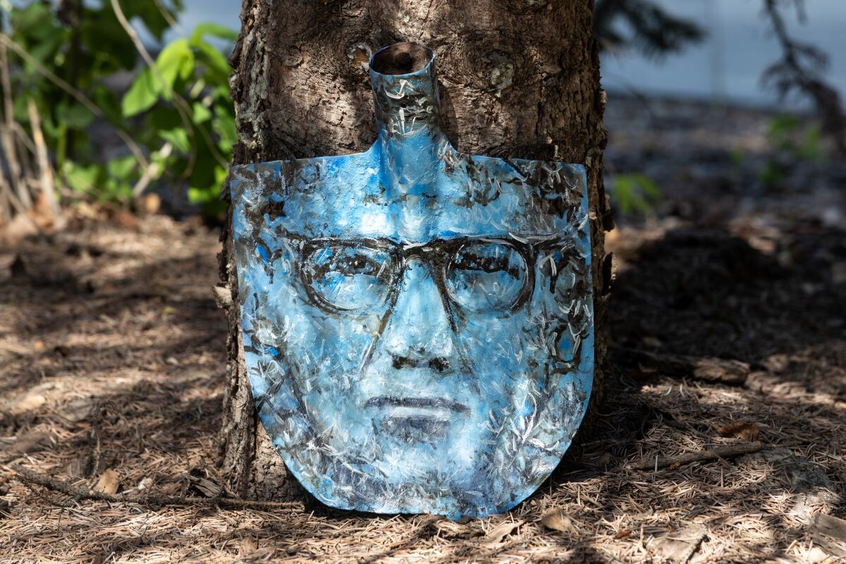    Портрет Владимира Чивилихина на лопате. Екатерина Попова-Гамаюн. Фото: Михаил Богачев