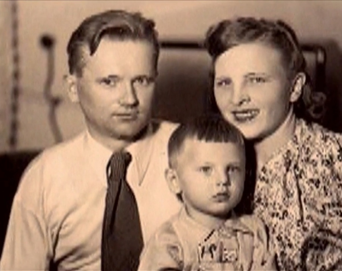   Юрий Антонов с родителями Михаилом Васильевичем и Натальей Михайловной. Кадр из документального фильма «От печали до радости...», 2020 г.