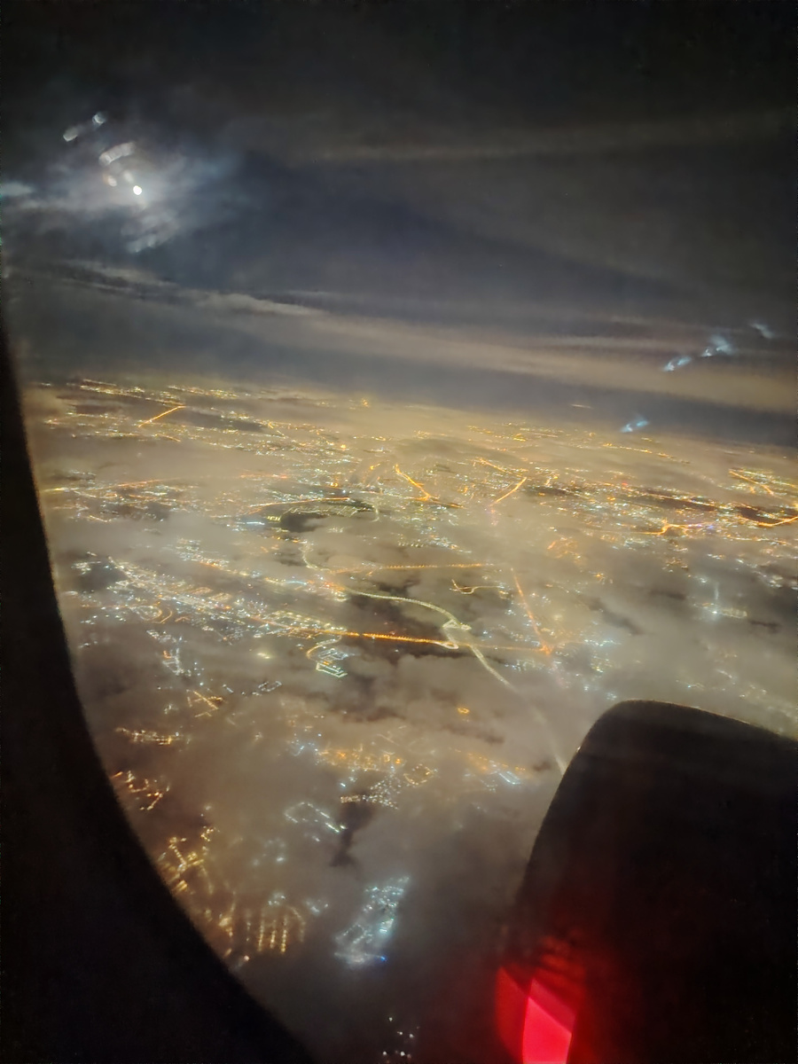 Нижневартовск с высоты из иллюминатора самолета. И правда, что-то космическое, нереальное и завораживащее