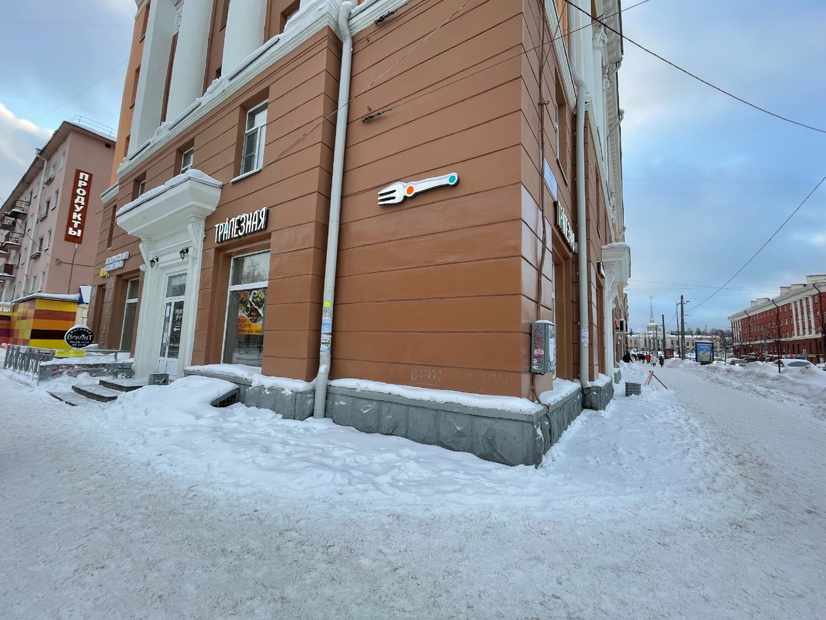 Как раз вдали, справа на фотографии, виден железнодорожный вокзал Петрозаводска.