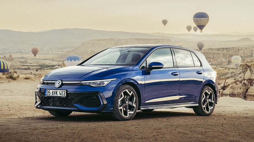    На фото: Volkswagen Golf eTSI R-Line (восьмой Гольф, по плану, должен продержаться на конвейере до середины следующего десятилетия)